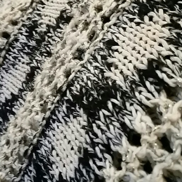 H & M Black and White Sweater sz M - Picture 3 of 3